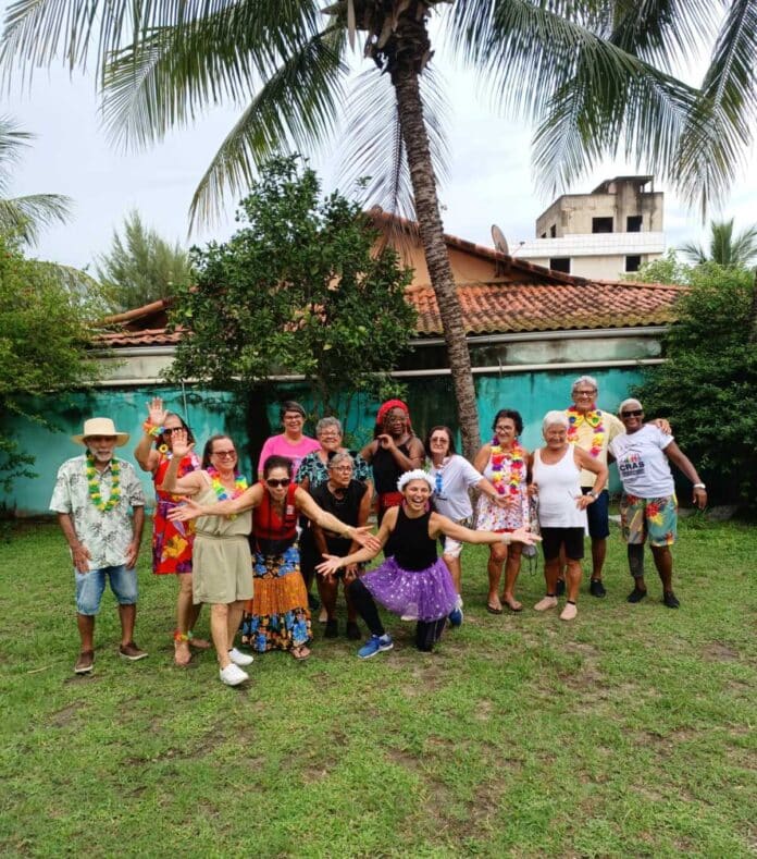 Bailinho de Carnaval anima usuários do CRAS Porto da Aldeia