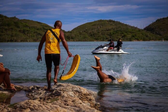 Guarda Marítima e Ambiental de Cabo Frio orienta visitantes sobre a travessia segura na Ilha do Japonês durante a maré de lua cheia