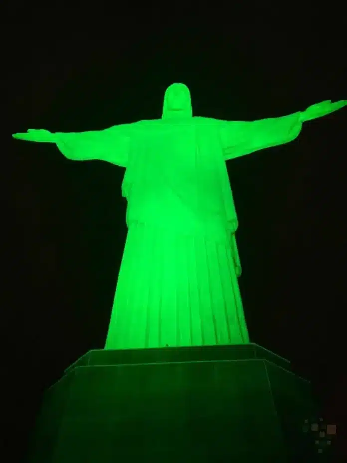 Marinha do Brasil ilumina o Cristo Redentor de verde pelos 150 anos da Hidrografia Naval, destacando segurança da navegação e ciência do mar