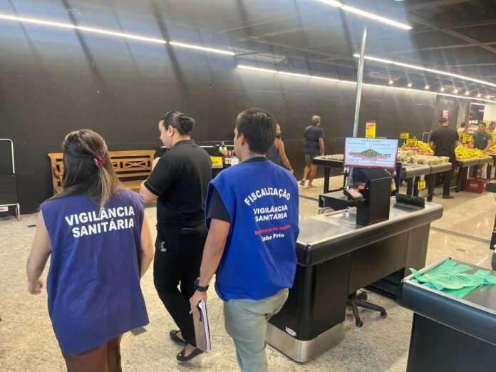Prefeitura de Cabo Frio fiscaliza condições sanitárias de supermercado no Parque Riviera