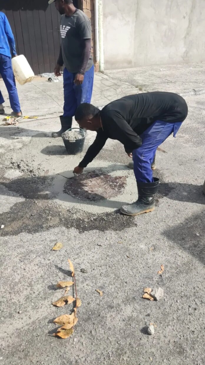 Prefeitura de Cabo Frio realiza manutenção na rede de drenagem do bairro Braga