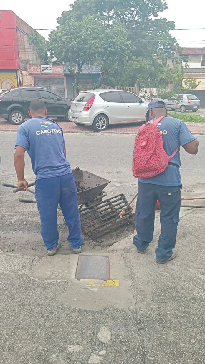 Prefeitura de Cabo Frio realiza mutirão de limpeza de bueiros no bairro São Cristóvão