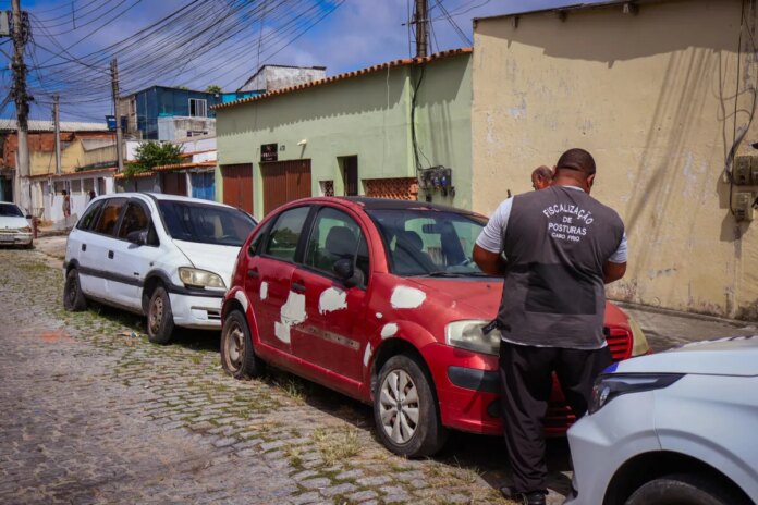 Prefeitura de Cabo Frio realiza operação para notificar veículos abandonados no Guarani