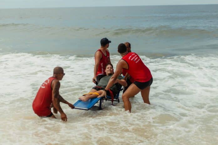 Prefeitura de Maricá lança projeto Mar de Todos, que oferece banho de mar para pessoas com deficiência