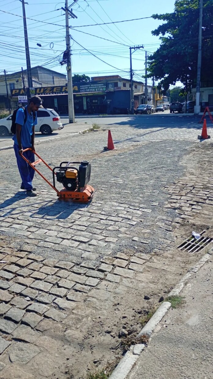 Prefeitura executa pavimentação com paralelepípedos na Praia do Siqueira