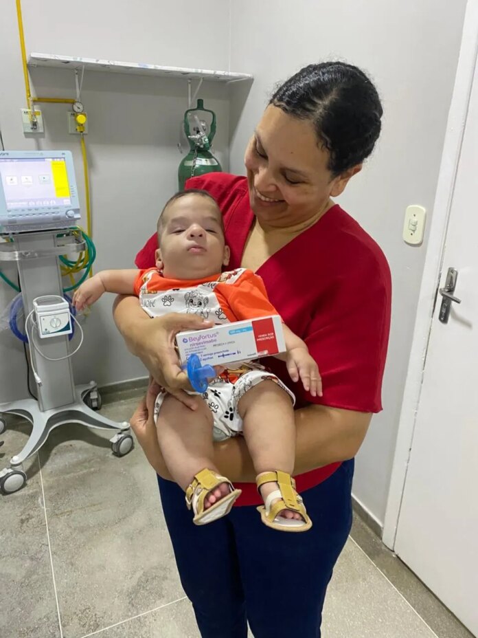 Secretaria de Saúde aplica primeiras doses de medicamento contra vírus sincicial respiratório para crianças prematuras e com comorbidades