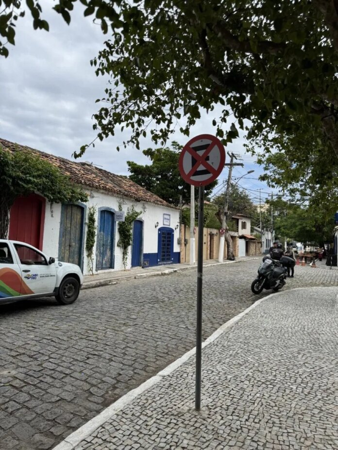 Prefeitura de Cabo Frio implanta nova sinalização viária no entorno do Largo de São Benedito, na Passagem