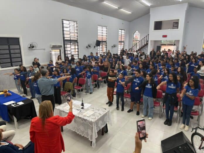 Alunos da rede municipal participam de formatura do PROERD em Cabo Frio