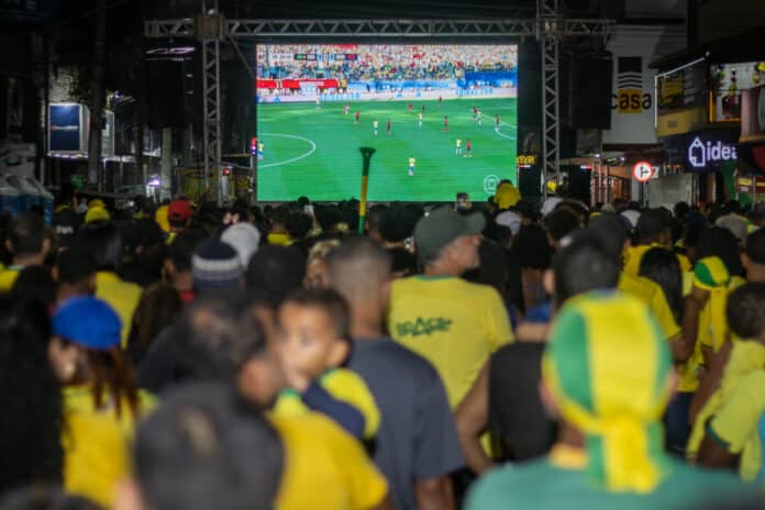 Arenas da Copa de Cabo Frio reúnem torcedores na estreia do Brasil