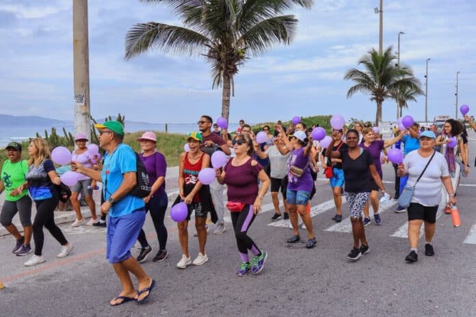 Caminhada da Melhor Idade reúne idosos e profissionais da saúde e assistência social na orla da Praia do Forte