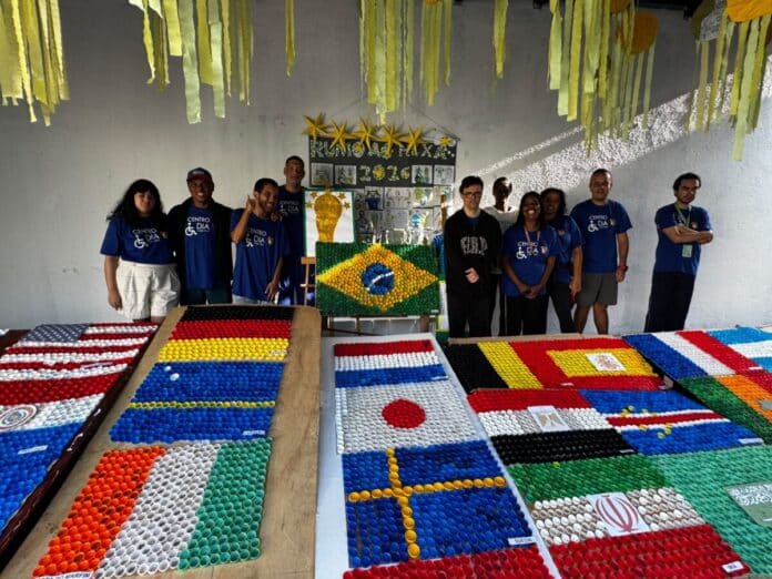 Centro-Dia de Cabo Frio faz exposição de bandeiras da Copa confeccionadas com tampinhas de garrafa
