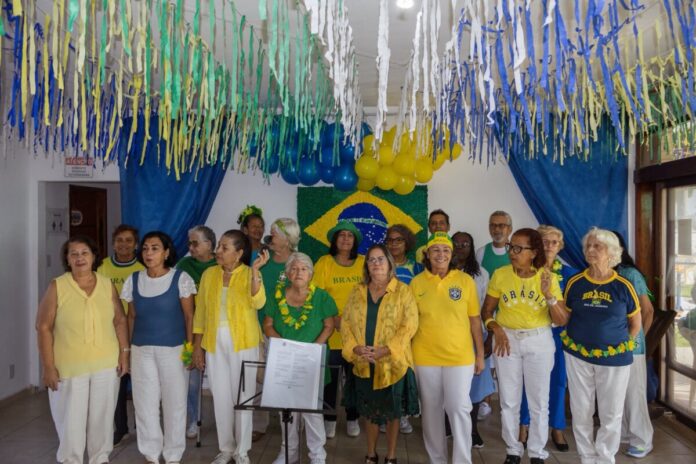 Coral da Melhor Idade marca início da torcida pelo Brasil na Copa do Mundo com apresentação do Hino Nacional