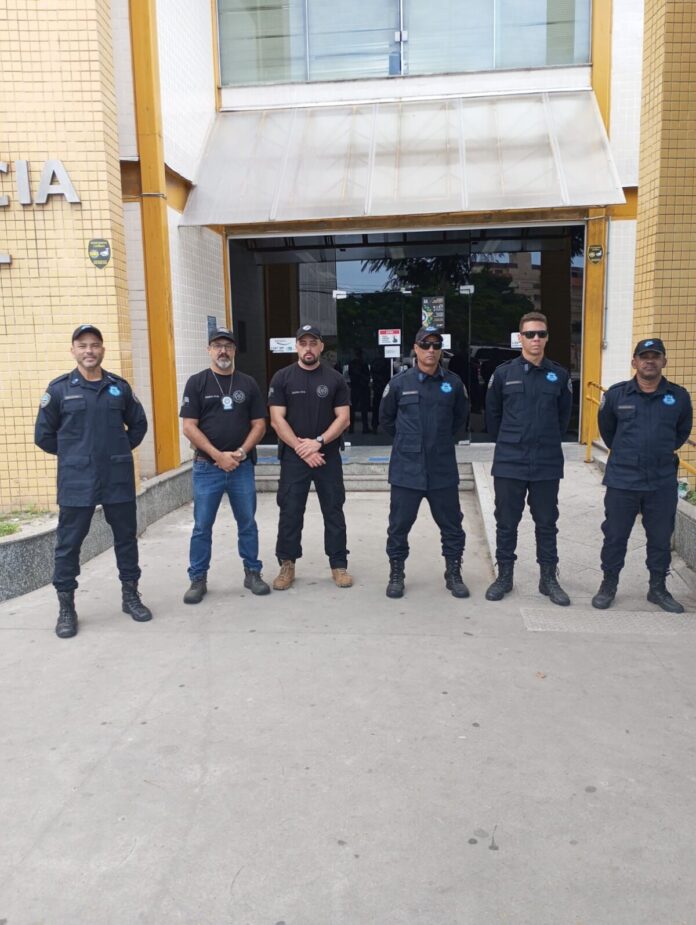 Dois homens são encaminhados à delegacia durante fiscalização contra a flanelagem em Cabo Frio
