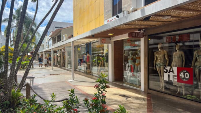 Feira de Descontos da Rua dos Biquínis reúne ofertas de até 70% em Cabo Frio