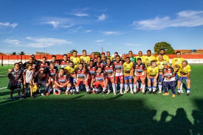 Ídolos do futebol brasileiro lotam o Correão e unem esporte e solidariedade em Cabo Frio