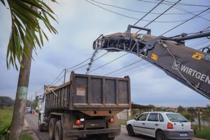 Pavimentação avança na Rua das Pacas e ultrapassa 1,7 km de asfalto novo em Tamoios