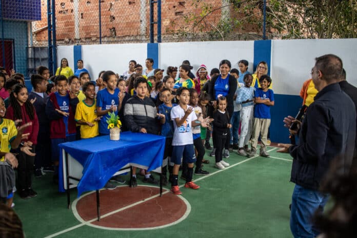 Prefeitura de Cabo Frio inicia entrega dos uniformes de inverno para alunos da rede municipal