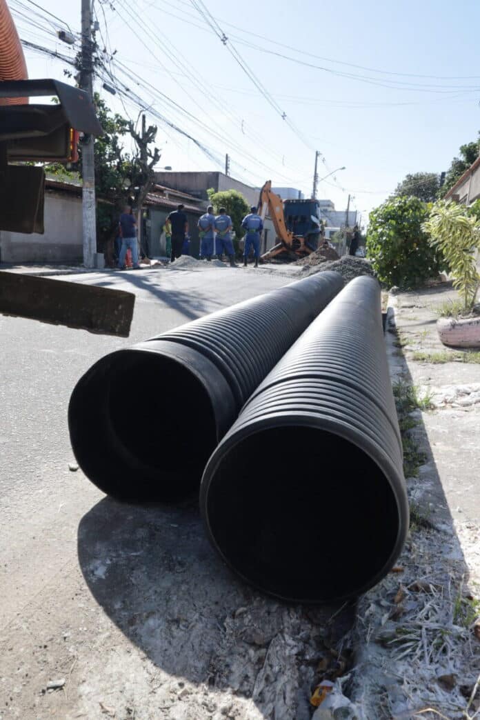 Prefeitura de Cabo Frio realiza intervenção na rede de drenagem da Rua Roberto Silveira para corrigir afundamento de via no bairro São Francisco
