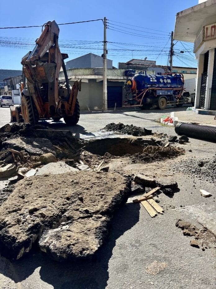 Prefeitura de Cabo Frio realiza intervenção na rede de drenagem e recupera trecho da Rua Grécia, no Jardim Caiçara