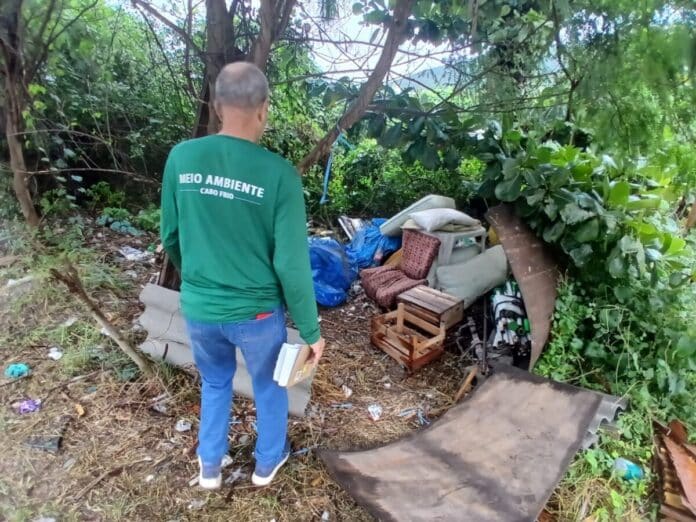 Prefeitura de Cabo Frio realiza limpeza e coleta de resíduos em área do bairro Cajueiro