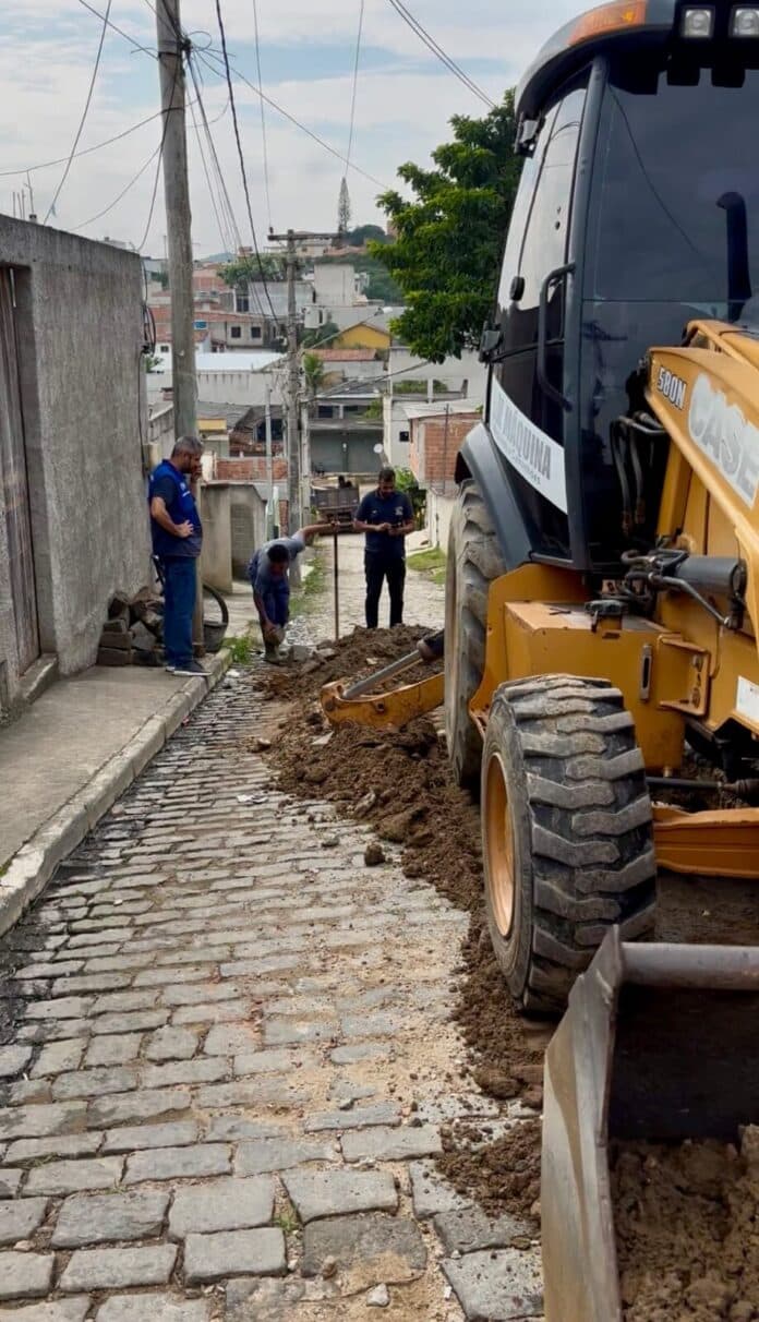 Prefeitura de Cabo Frio recupera sistema de drenagem na Rua Clara Nunes, no bairro Vila do Ar