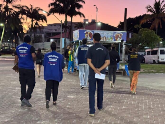 Vigilância Sanitária de Cabo Frio fiscaliza comércio de alimentos na Praça da Cidadania