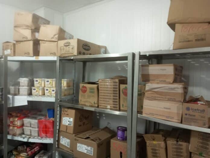 Vigilância Sanitária de Cabo Frio fiscaliza supermercado após denúncia de circulação de inseto sobre produtos