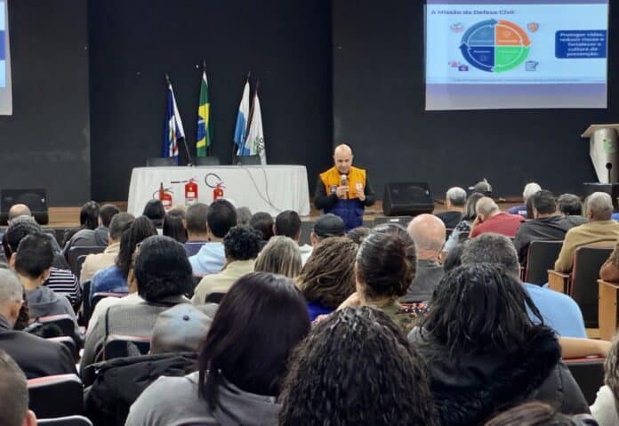 Motoristas e monitores do transporte escolar participam de formação sobre prevenção e primeiros socorros