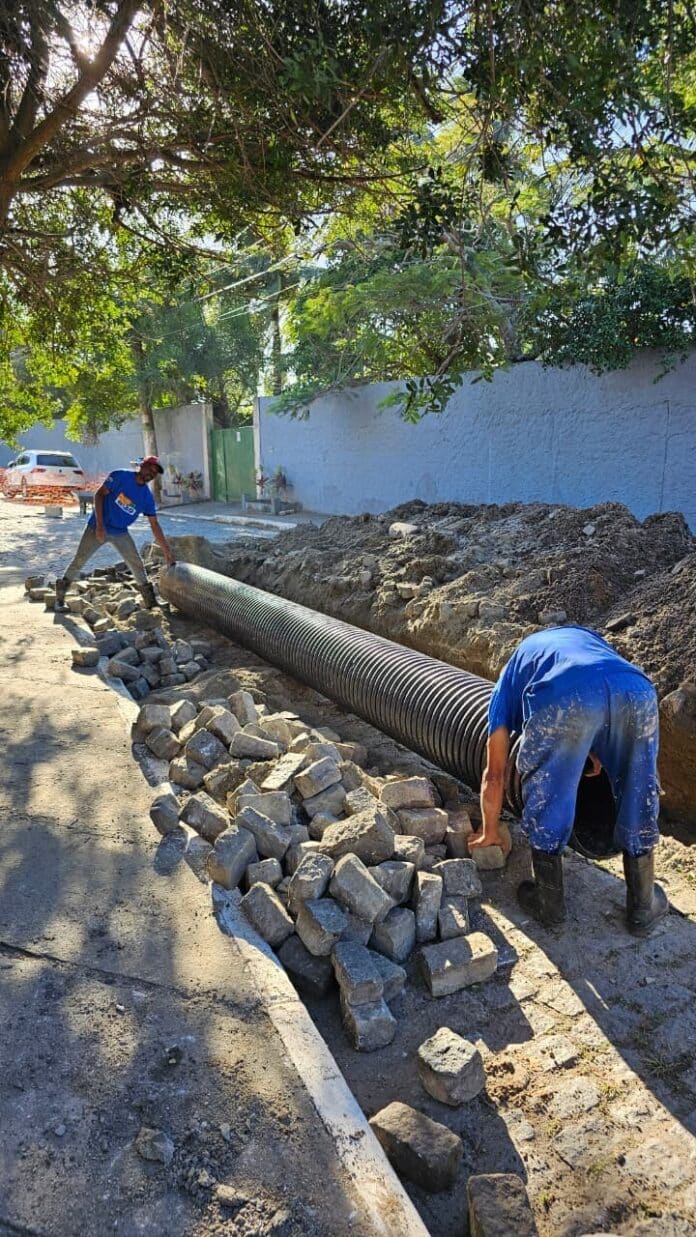 Obras de drenagem avançam no bairro Portinho, em Cabo Frio