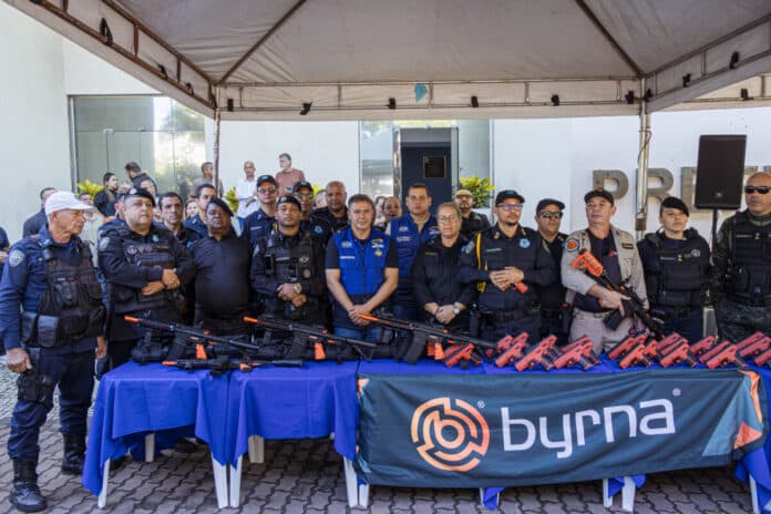 Prefeitura de Cabo Frio apresenta novos equipamentos de menor potencial ofensivo para a Guarda Civil Municipal