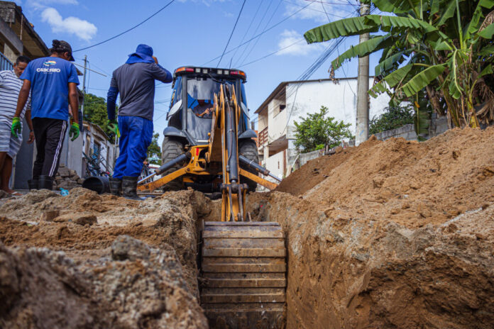 Prefeitura de Cabo Frio intensifica recuperação da rede de drenagem na Rua Manoel Nascimento após afundamento de via