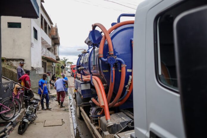 Prefeitura de Cabo Frio realiza intervenção na Estradinha para recuperar rede de drenagem e eliminar esgoto a céu aberto