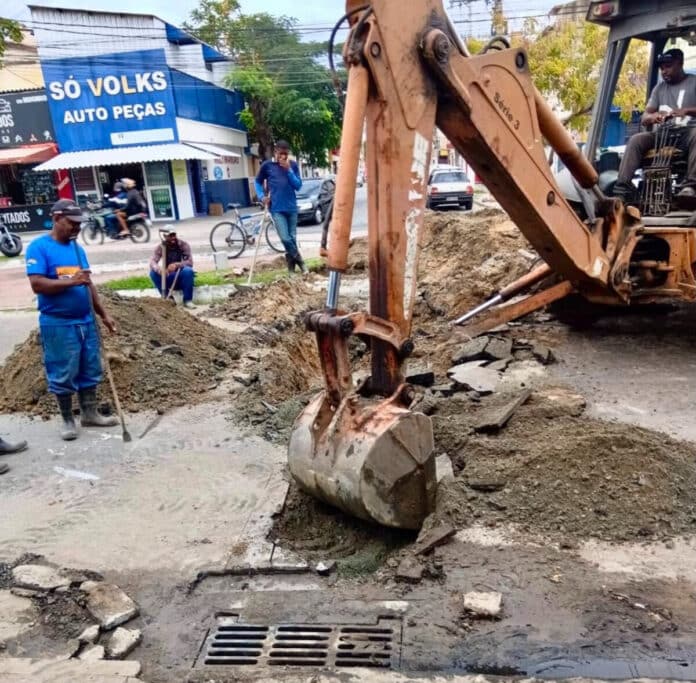 Prefeitura de Cabo Frio realiza obra emergencial na Avenida Joaquim Nogueira, em São Cristóvão