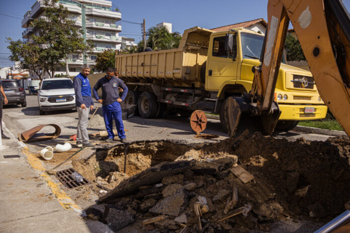 Prefeitura de Cabo Frio recupera rede de drenagem e corrige afundamento de via no Braga