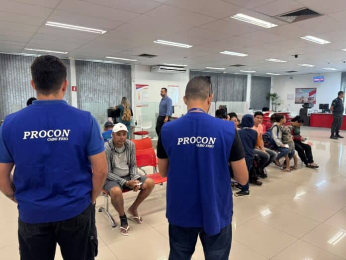 Procon Cabo Frio autua agência bancária no Centro por demora no atendimento